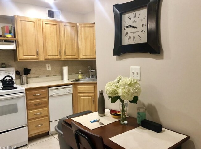 Building Photo - 902 I St SE