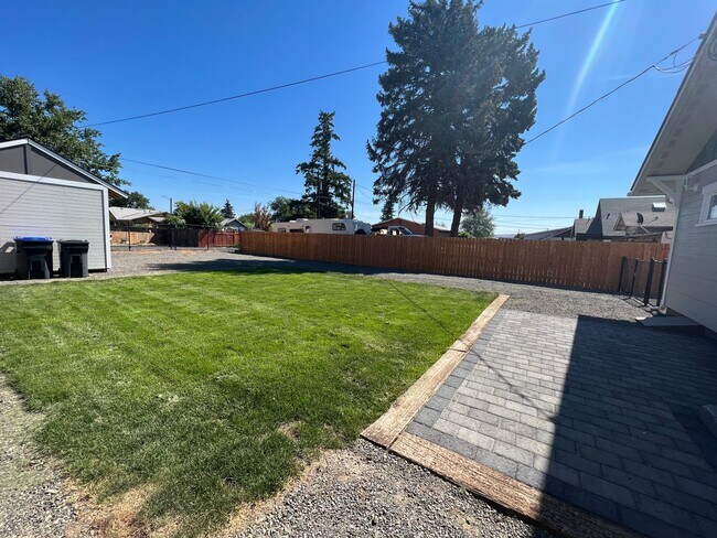 Building Photo - 109 E Fremont Ave