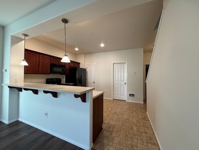 Building Photo - 2 Bed, 3 Bath in Cordata Neighborhood