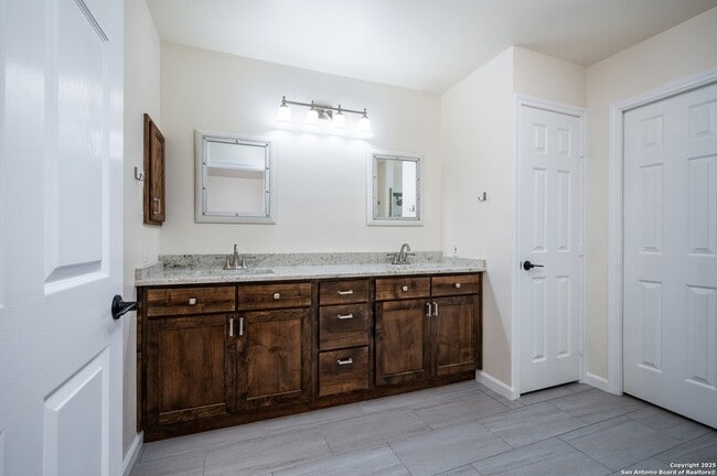 Building Photo - 963 River Rock