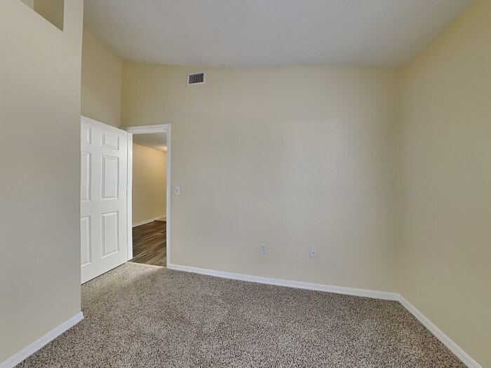 Building Photo - 4892 Palm View Dr N
