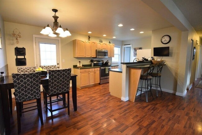 Building Photo - 222 Ridgeway Dr
