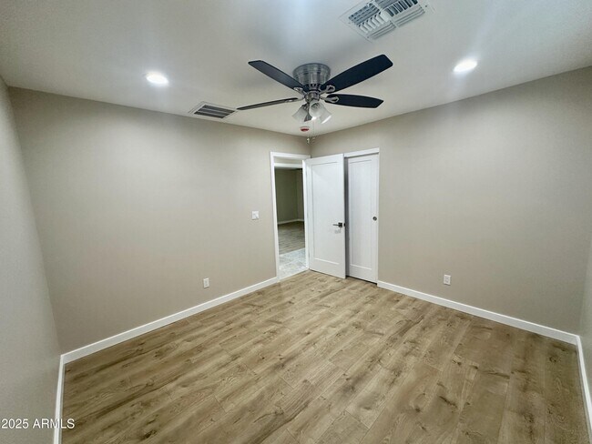 Building Photo - 2329 E Enrose St