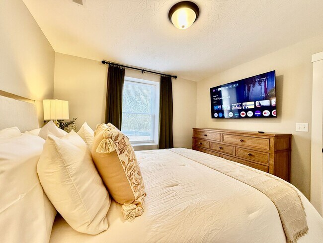 Building Photo - New 5BR Retreat With Hot Tub 2 Living Areas WC, OH