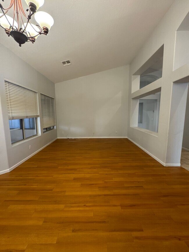 Building Photo - Upgraded home in Glendale with Pool
