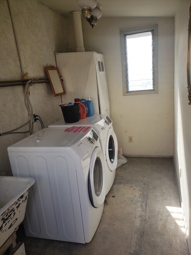 Building Photo - 731 E Providencia Ave