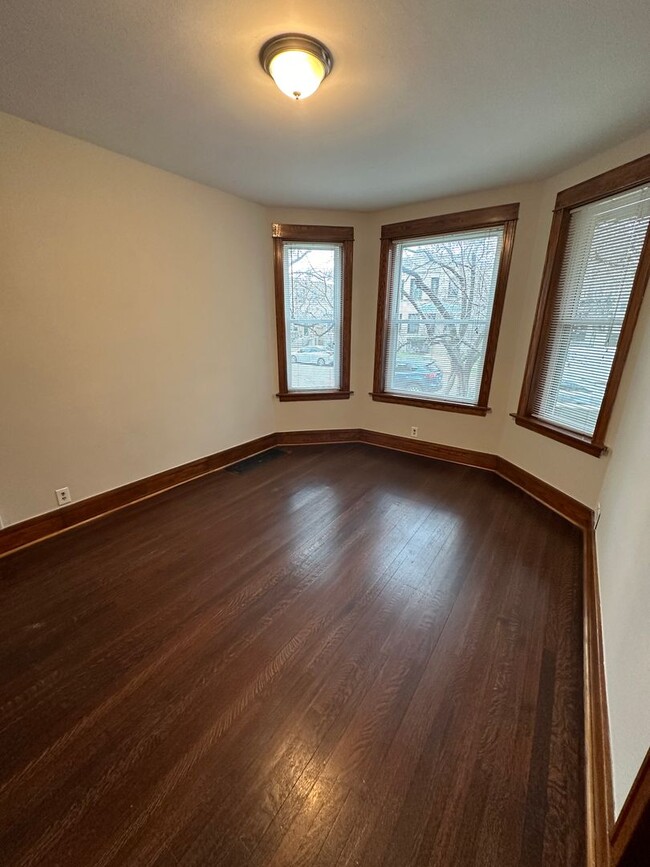 Building Photo - 2733 N Francisco Ave