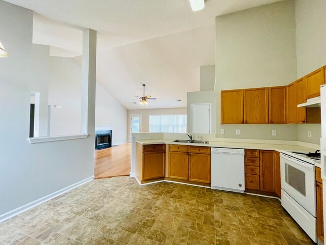 Building Photo - Fenced in Yard AND shed! ADORABLE 3 Bedroom Home with Garage - GREAT Conway location!