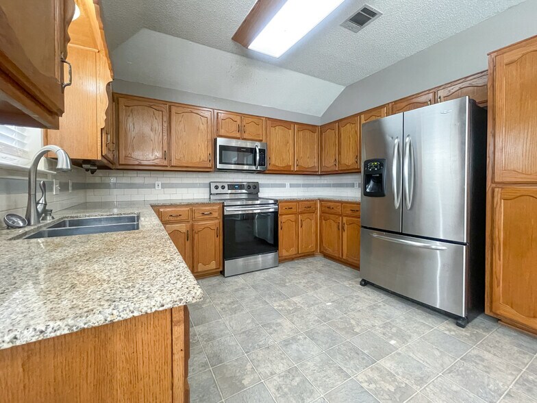 Building Photo - 1029 S Haven