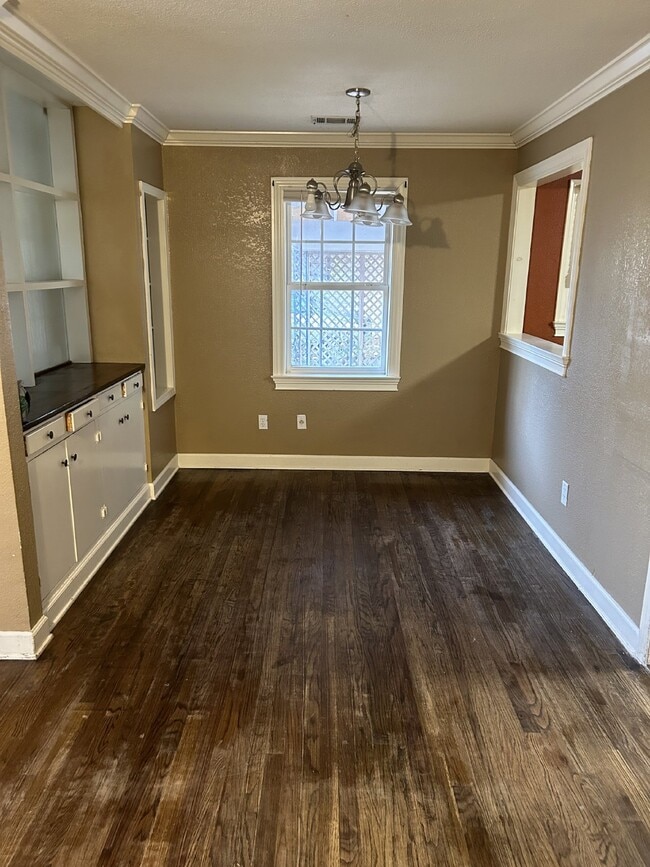 Building Photo - "Charming 3-Bedroom Retreat on Holly Street - Spacious 1,618 Sq Ft with 1.5 Baths in Jonesboro!"