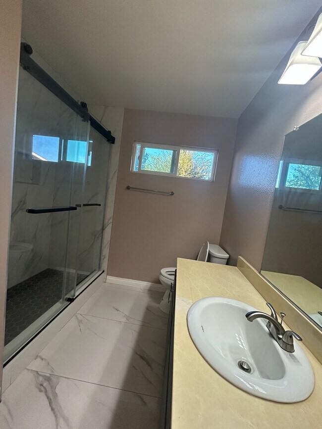 Building Photo - Spacious 4bed/3bath House for rent