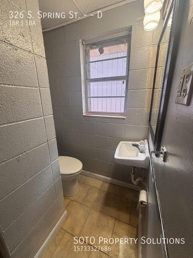 Building Photo - 326 S Spring St