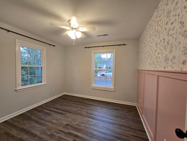 Building Photo - 620 Rainbow Dr