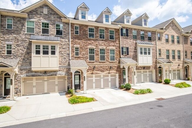 Building Photo - 3 story townhome in a great location in Chamblee