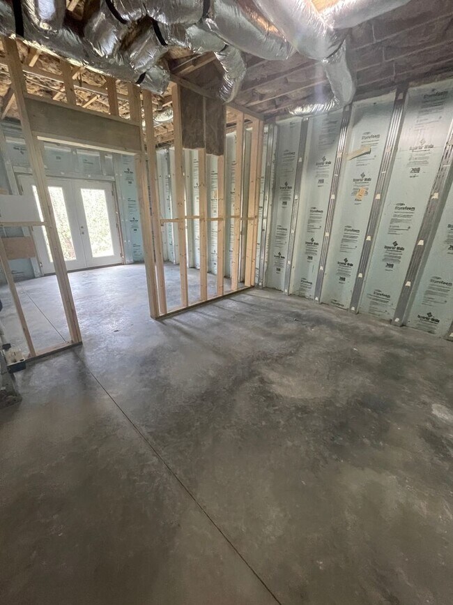 Building Photo - 350 Pinewood Circle