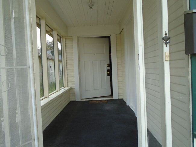 Building Photo - 1027 H St