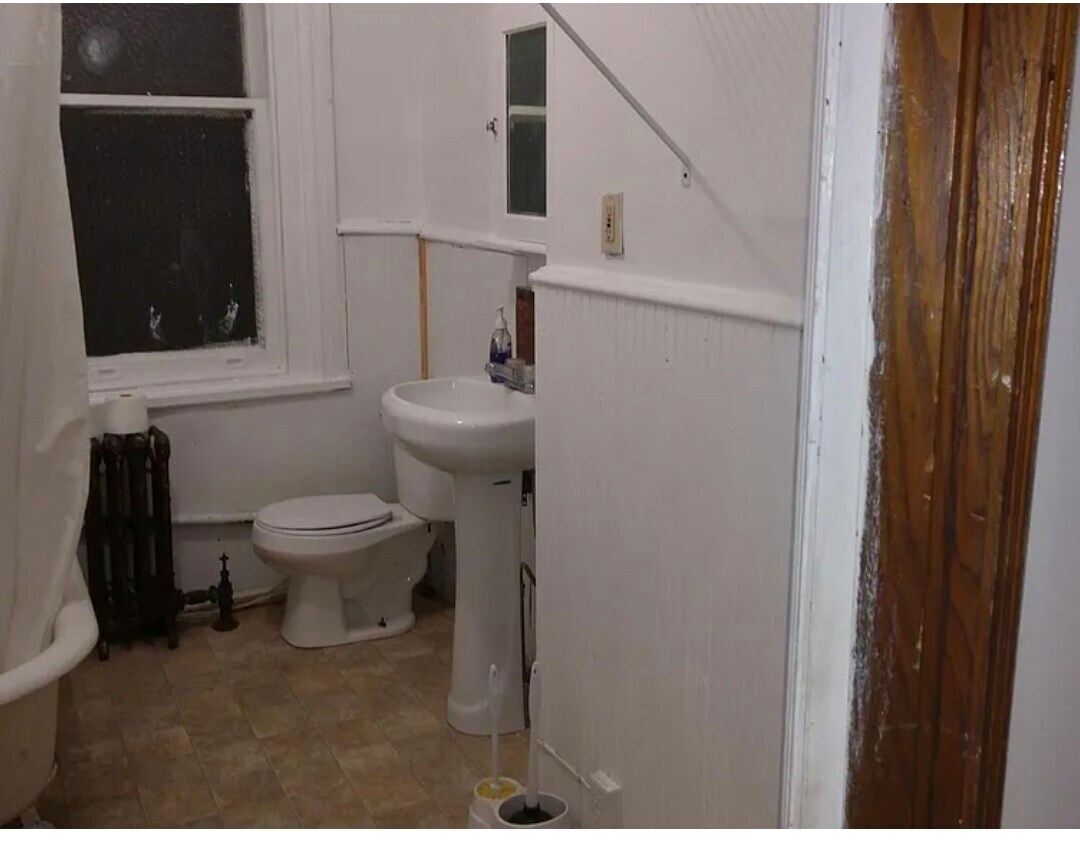 Bathroom with clawfoot tub - 5110 Wayne Ave