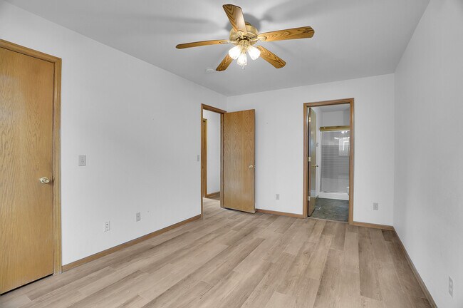 Building Photo - 866 S Buckeye Dr