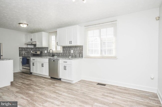 Building Photo - 14550 Farmcrest Pl