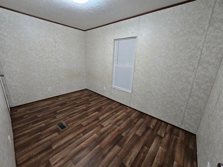 Building Photo - 1431 W 22nd St