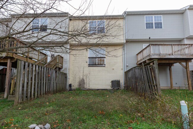 Building Photo - 3 Bed/2 Full,2 Half Bath Townhome in Marti...