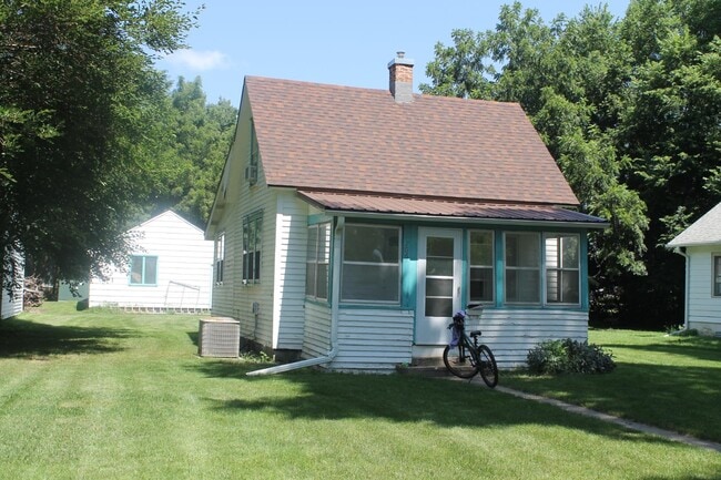 Building Photo - 706 E Lewis St