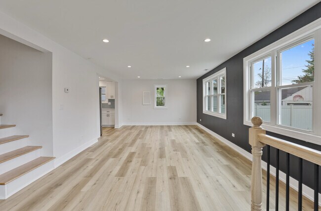 Building Photo - 9705 Oak Park Ave