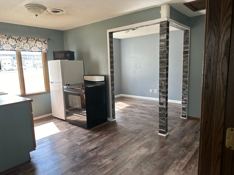 Building Photo - 1122 S Oak Ave