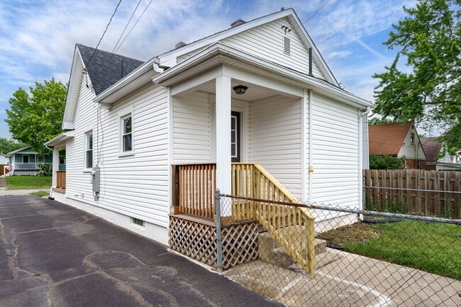Building Photo - 2634 Wayland Ave