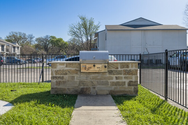 Grilling Station - Rock Island Apartments