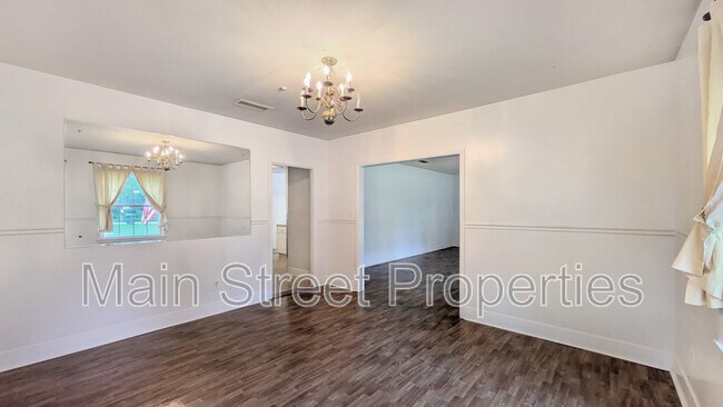 Building Photo - 2 Manor Dr