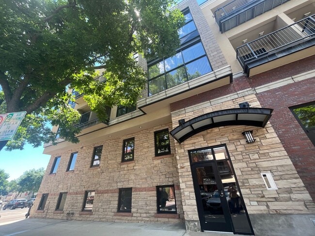 Building Photo - Fantastic Studio Condo in Old Town