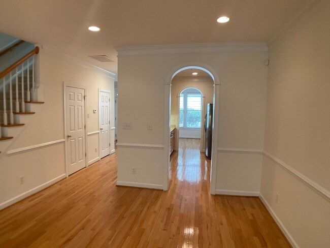 Building Photo - Gorgeous Condo in the heart of Chapel Hill