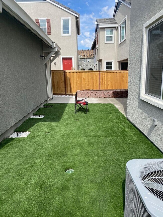 Building Photo - Stunning 4 Bedroom, 3 Bath Mountain house Home W/ Solar