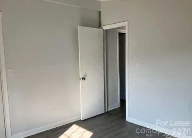 Building Photo - 141 Little Country Ln