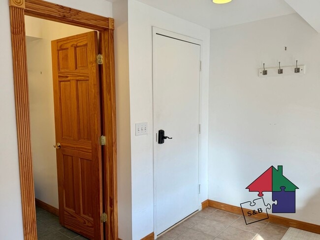 Building Photo - 112 Main St