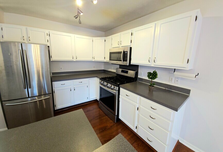 Building Photo - 3910 Old Elm Dr SE