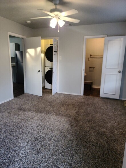 Building Photo - 2539 Hillsboro Ave