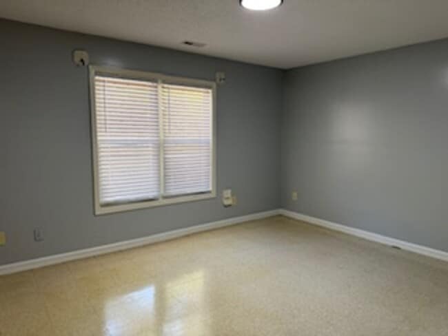 Building Photo - 245 Lakewood Dr