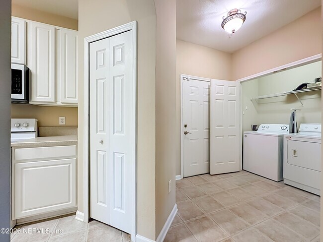 Building Photo - 7801 Point Meadows Dr