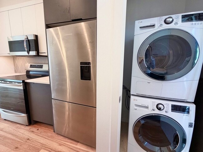 Building Photo - Modern 3-Level Townhome (2020) with Private Garage, Roof Deck & A/C