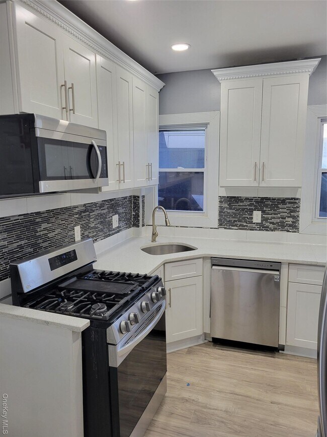 Building Photo - 871 Throgs Neck Expy