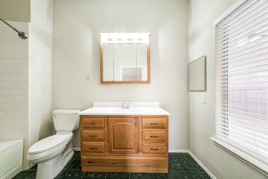 Building Photo - 17219 Harmony Hill Dr