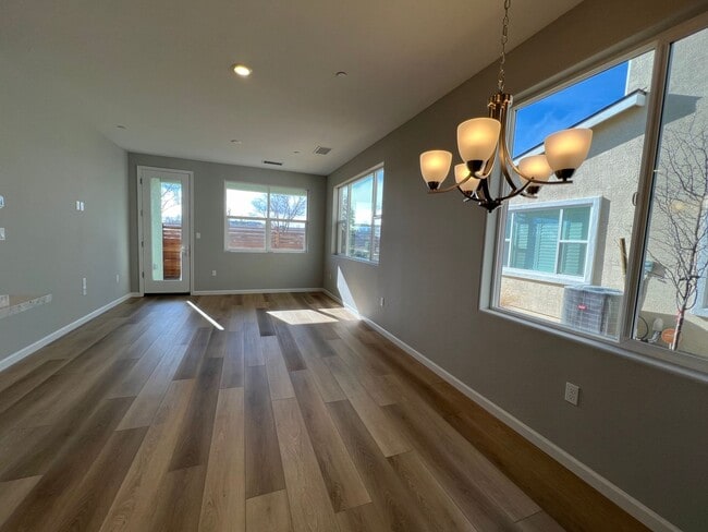 Building Photo - 4/2.5 GORGEOUS Townhome in Minden!