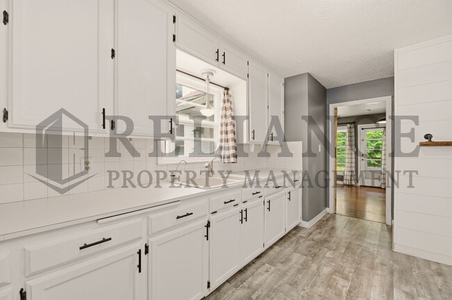 Building Photo - 1458 N Old Manor Rd