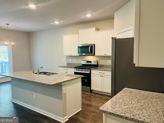 Building Photo - 138 Silver Birch Pass