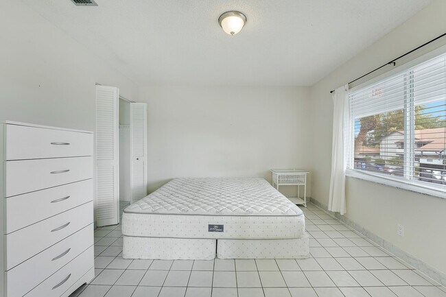 Building Photo - 13679 Date Palm Ct