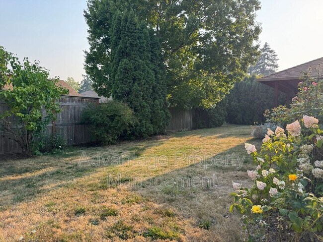 Building Photo - 1440 NW Meadowgreen Pl