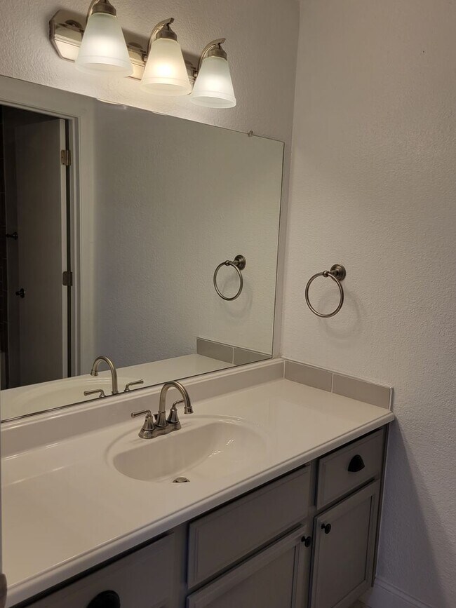 Building Photo - Beautiful Remodeled 4 Bedroom in Sparks