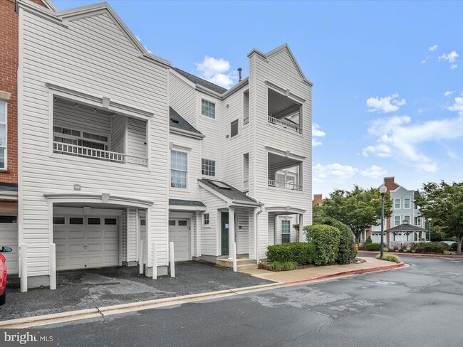 Building Photo - 10713 Symphony Way